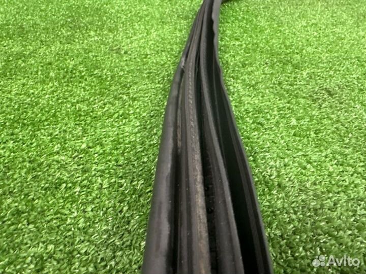 Уплотнитель проема двери передний правый Skoda