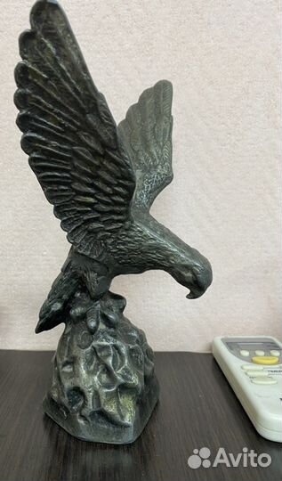 Бронзовая статуэтка орел