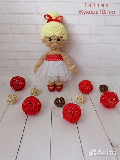 Вязаная кукла с одеждой