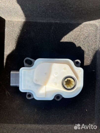 Моторчик шторки радиатора Macan