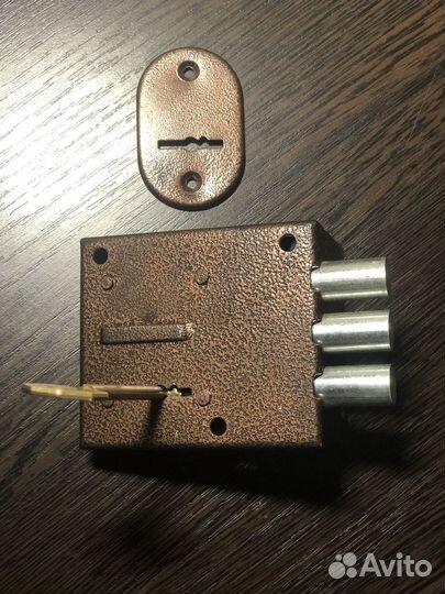 Замок дверной накладной