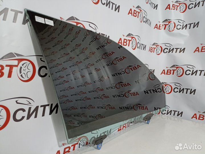 Стекло двери переднее правое Toyota Camry 55