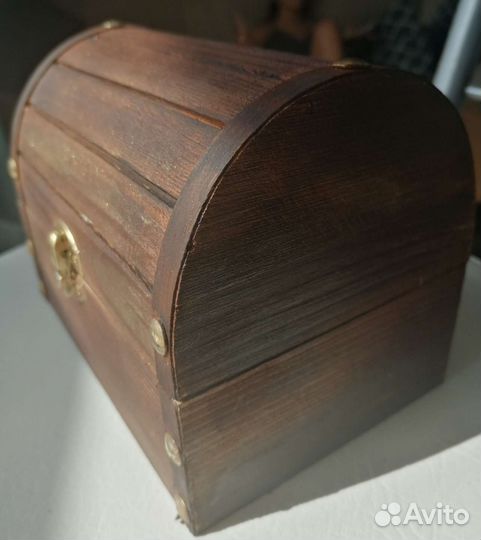 Деревянная шкатулка