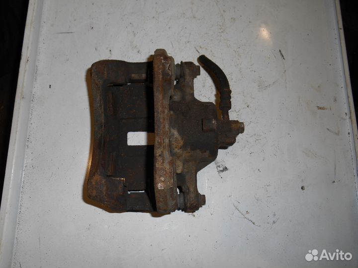 Суппорт передний левый Nissan Almera N16