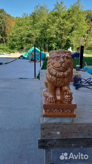 Лев бетонный