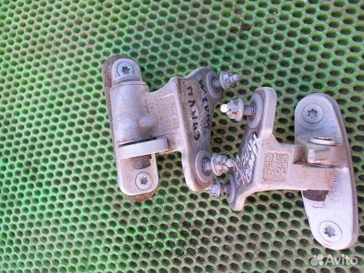 Петля двери передняя левая Mercedes-Benz C-Class