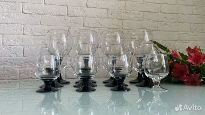 Бокалы на черной ножке