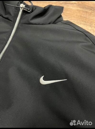 Легкий бомбер Nike