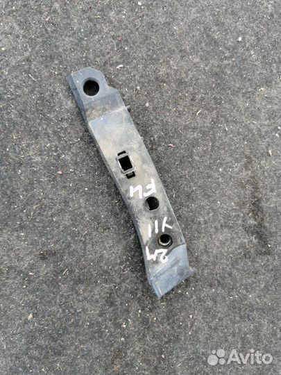 Крепление бампера переднее левое Nissan Wingroad