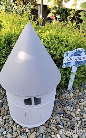 Декор сада. Домик металлический