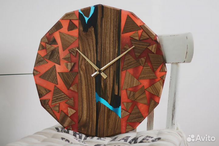 В наличии часы река из слэба и эпоксидной смолы