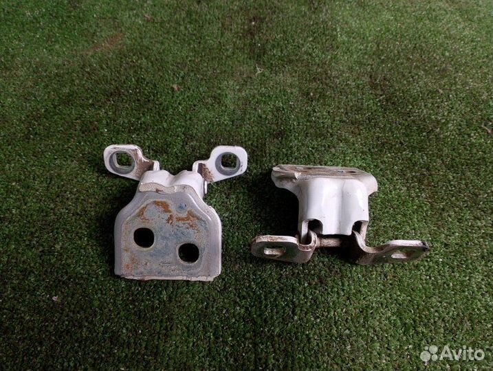 Петля двери задняя левая Renault Logan 1.6 2017