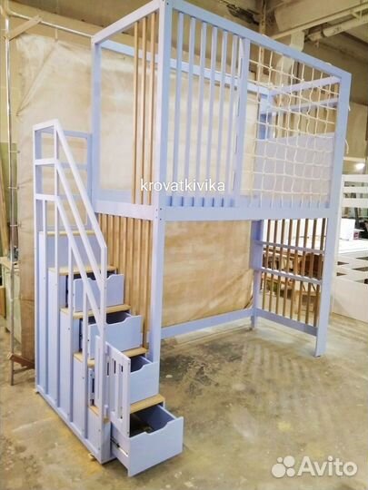 Детская кровать чердак домик с лестницей комодом