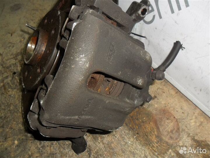 Ступица (кулак, цапфа) передняя правая Volvo V70