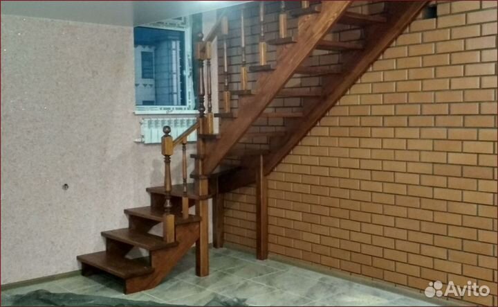 Деревянная лестница на второй этаж