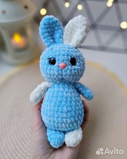 Зайчик плюшевый вязаный