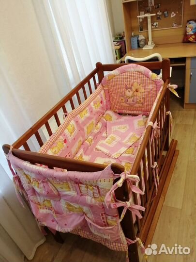 Детская кроватка с маятником