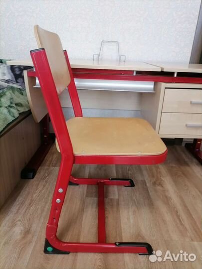 Детский письменный стол и стул