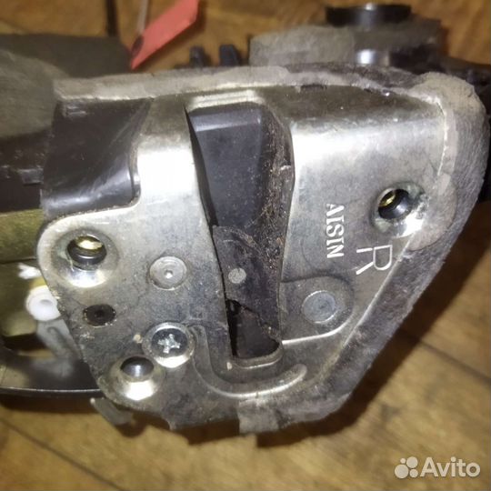 Замок двери передней правой Toyota Avensis 2