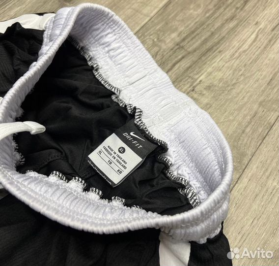 Шорты Nike черные с лампасами