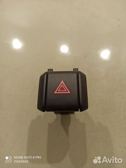 Кнопка включения аварийной сигнализации (Kia K5)