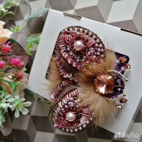 Брошь ручной работы из бисера