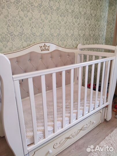 Детская кроватка с маятником