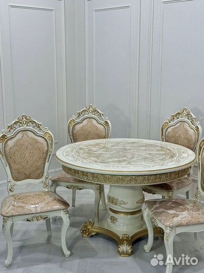 Стол кухонный и стулья