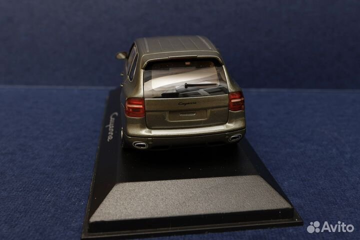 Модель автомобиля Porsche Cayenne 1:43 minichamps