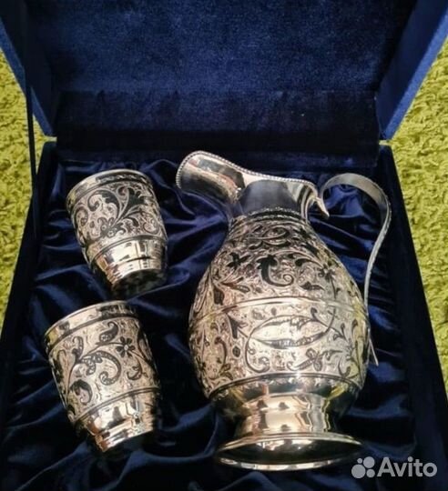 Кувшин со стаканами