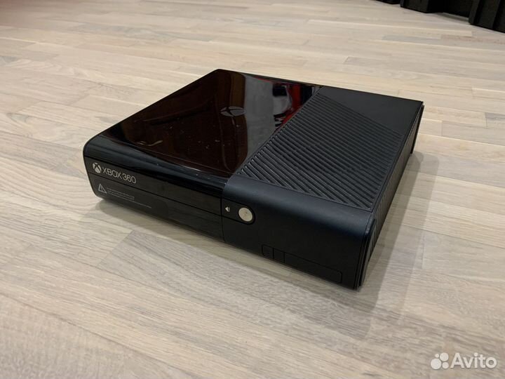 Xbox 360 + Kinect + Джостик + 8 игр