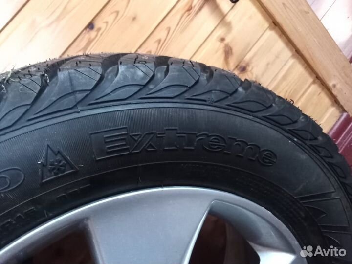 Goodyear UltraGrip 215/65 R16 98T