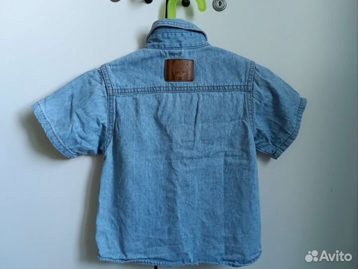 Джинсовая рубашка с коротким рукавом без дефектов