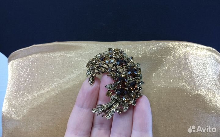 Брошь -кулон со стразами.Бижутерия