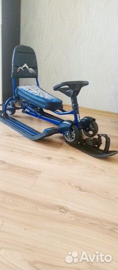 Детский снегокат с ручкой и колесами