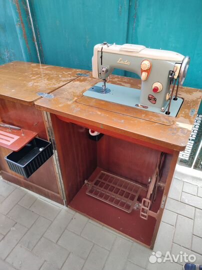 Швейная машина LADA