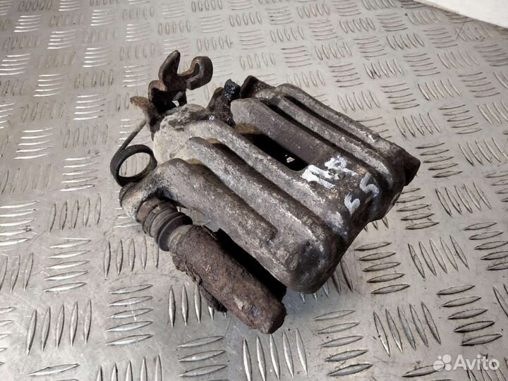 Задний правый суппорт со скобой Passat B5