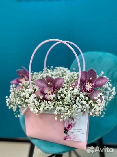 Композиция из гипсофилы в сумочке и в коробке