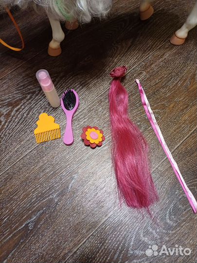 Лошадка в стойле с аксессуарами