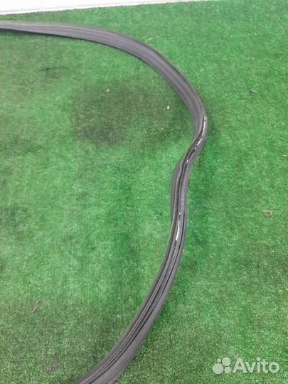 Уплотнитель двери багажника Mercedes Benz E-class