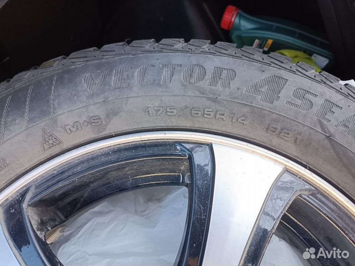 Goodyear Vector 4Seasons Gen-2 175/65 R14 82