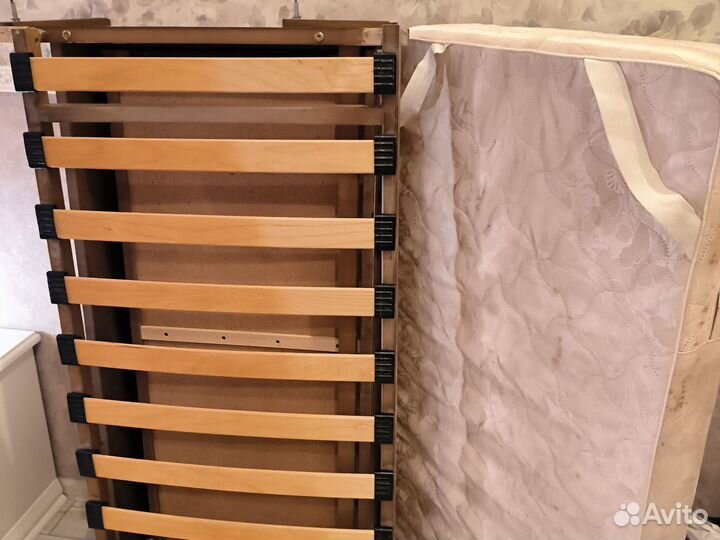 Детская кроватка с продольным маятником