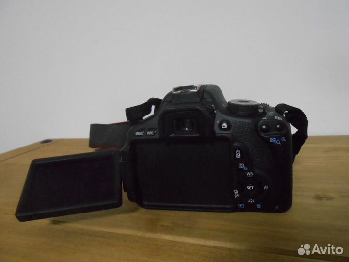 Зеркальная камера Canon EOS 600D