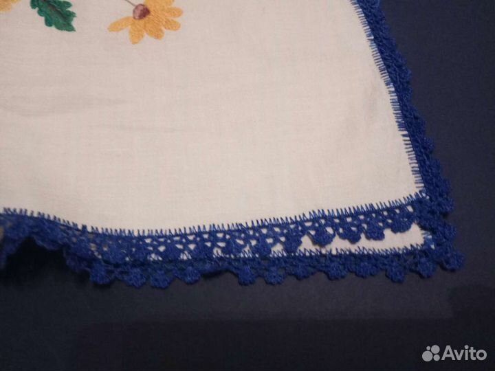 Старинная салфетка с вышивкой и обвязанным краем