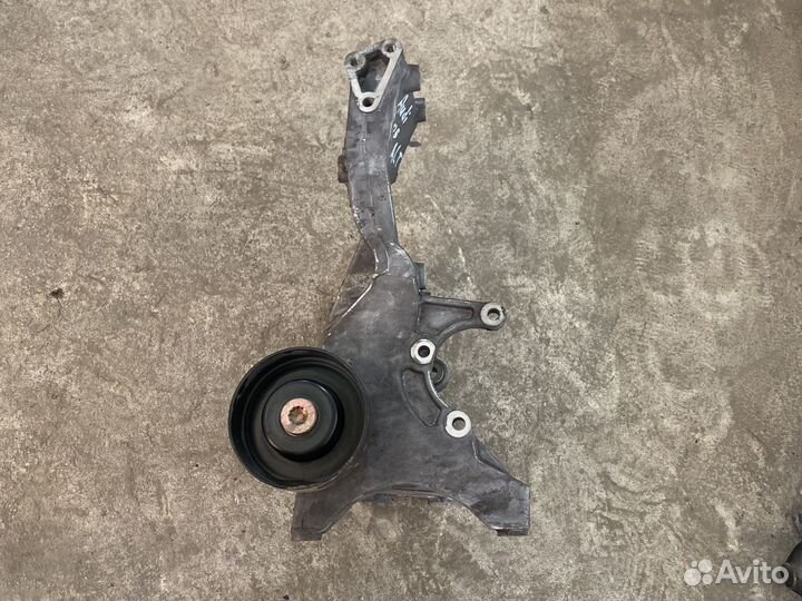 Кронштейн генератора Audi A4 A6 2.0л ALT