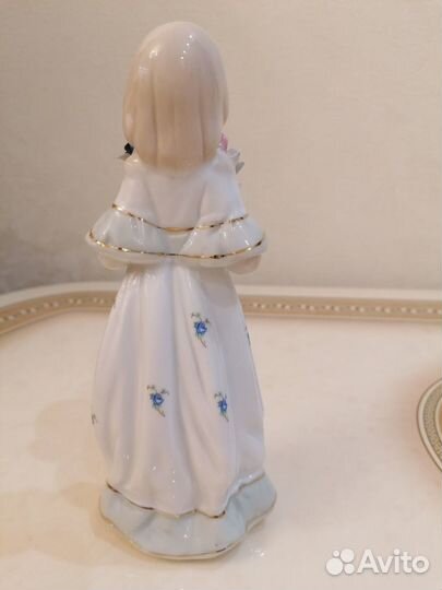 Статуэтка из фарфора