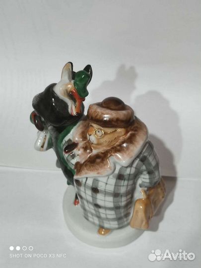Фарфоровая статуэтка.