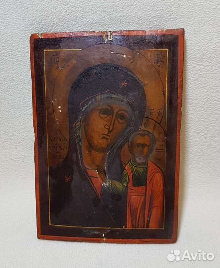 Старинная икона в киоте 