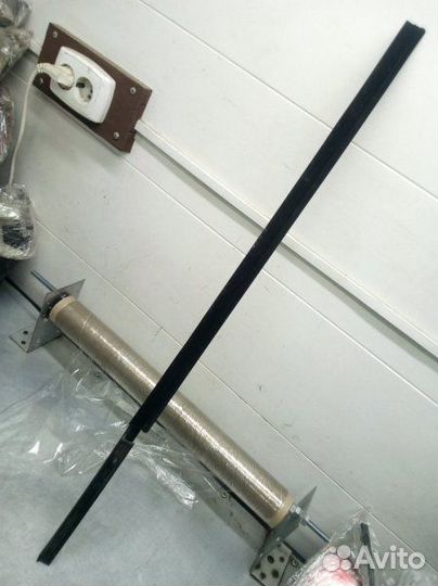 Накладка стекла задняя правая Mitsubishi Carisma