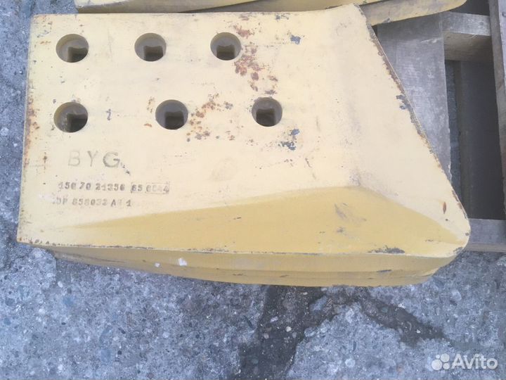 Нож Komatsu D85 боковой левый 150-70-21356